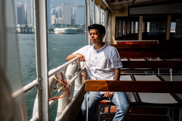 Rodrigo Torres en el ferry Star, cruzando la bahía de Victoria, en Hong Kong.