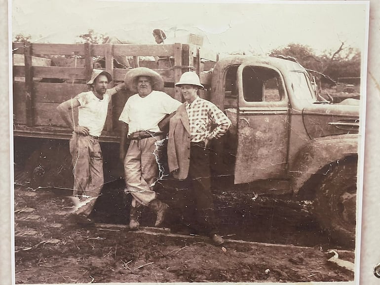 Heinrich Troxler (medio) era el encargado de la estación, solía tocar el acordeón para entretener a los visitantes y era originario de Suiza.