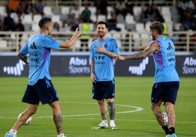 El mediocampista argentino Angel Di Maria, el delantero Lionel Messi y el mediocampista Rodrigo de Paul asisten a un campamento de entrenamiento en Abu Dhabi antes de la Copa Mundial de Fútbol de la FIFA Qatar 2022, en el Nahyan Stadium, el 14 de noviembre de 2022.