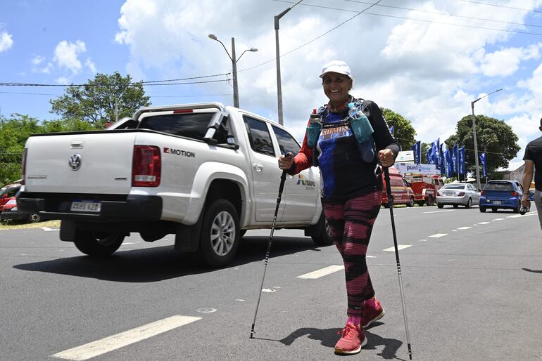 Juana González apoyada en bastores de trailera toma impulso para llegar a Caacupé. 