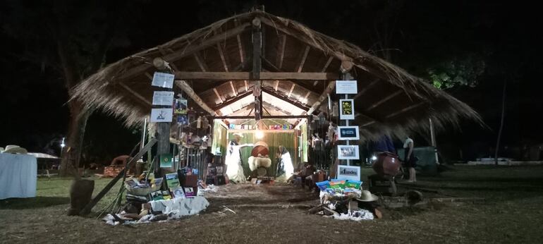 Pesebre de libros, en la Plaza de los Héroes de Atyra.