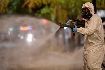 Un soldado realiza trabajos de desinfección en un mercado de Belo Horizonte, Brasil.