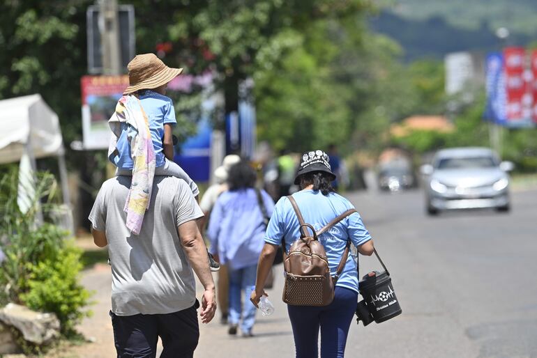 Con los niños sobre el hombro llegan los peregrinos a la Villa Serrana. 