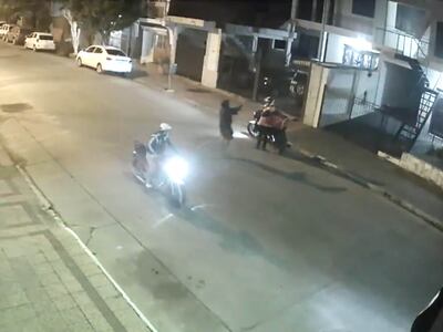 Uno de los criminales reduce a punta de revolver al trabajador, con quien se encontraron justo cuando estacionó para entregar su encomienda.