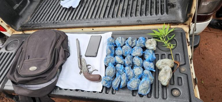 Un arma de fuego que aparentemente usó para consumar el crimen, varias bolsas de marihuana y un aparato celular fueron confiscados por la Policía del poder del detenido.