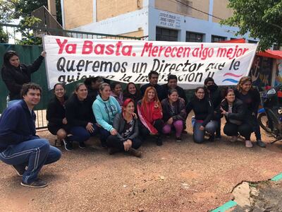 Padres de familia de la Escuela Teniente Fariña de Caacupé se manifestaron para exigir la remoción del director.
