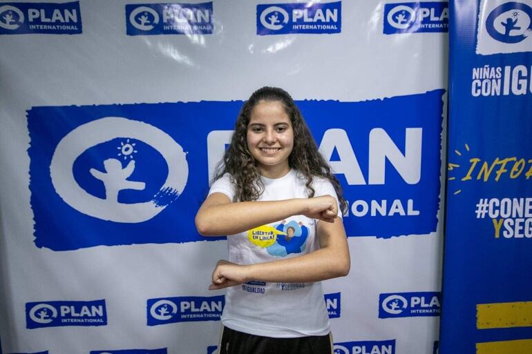 Bianca, la niña que asumió toma de decisiones simbólicamente en el Banco Mundial.