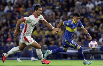 Luca Langoni (d), de Boca, disputa el balón con el uruguayo Joaquín Varela, de Instituto de Córdoba, durante el partido jugado anoche en La Bombonera.