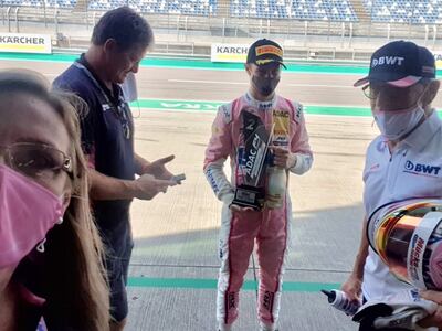 Joshua Duerksen en compañía de su madre (i) y los técnicos del equipo.