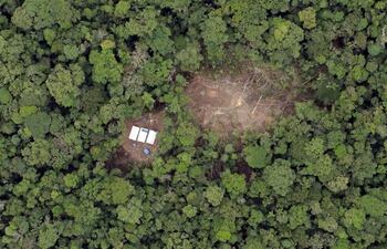 un helipuerto y campamento temporal para la exploración sísmica en la amazonía peruana. Satélites, drones y helicópteros equipados para analizar el efecto de la acción humana con imágenes de alta resolución y mapas informatizados se han convertido en herramientas imprescindibles para aprovechar y proteger lugares de gran riqueza natural y fragilidad ambiental como la Amazonía