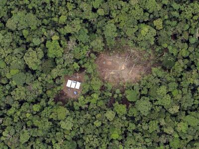 un helipuerto y campamento temporal para la exploración sísmica en la amazonía peruana. Satélites, drones y helicópteros equipados para analizar el efecto de la acción humana con imágenes de alta resolución y mapas informatizados se han convertido en herramientas imprescindibles para aprovechar y proteger lugares de gran riqueza natural y fragilidad ambiental como la Amazonía