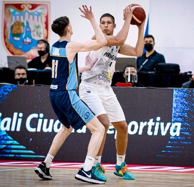 Gabriel Peralta intenta eludir la marca oriental en el juego de ayer, en Cali, donde Paraguay quedó fuera de la AmeriCup 2022. (Gentileza)