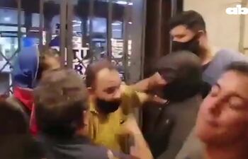 Momento de la agresión y asalto a periodista de ABC por parte de inadaptados.