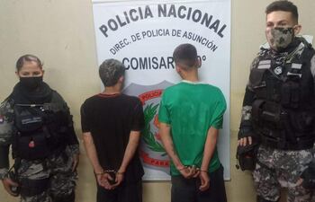 César Andrés Figueredo y David Damián Bogarín Ocampo custodiados por los agentes del Grupo Lince en la comisaría 20° de Asunción.