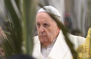 El papa Francisco reaparece este domingo en la plaza de San Pedro del Vaticano para presidir la misa del Domingo de Ramos, un día después de recibir el alta hospitalaria por la bronquitis que lo mantuvo ingresado desde el pasado miércoles.
