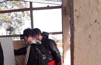 Fidel Mareco Báez, delegado electoral del TEP, votando por los electores.