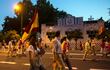 Los manifestantes marchan a lo largo de una calle durante una protesta contra el gobierno por su gestión de crisis de coronavirus en Sevilla el 18 de mayo de 2020.