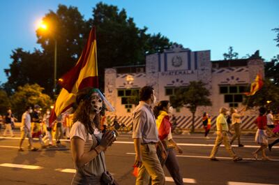 Los manifestantes marchan a lo largo de una calle durante una protesta contra el gobierno por su gestión de crisis de coronavirus en Sevilla el 18 de mayo de 2020.