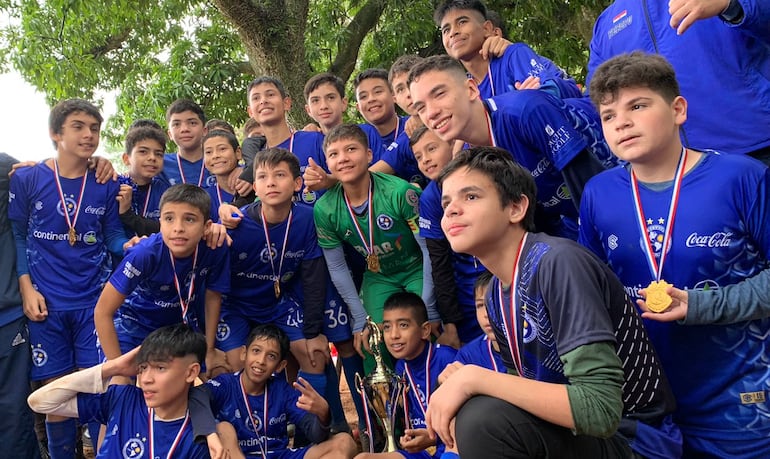 Los chicos danzarines de Avenida Quinta exhiben orgullosos la medalla y el trofeo de campeón categoría 2009