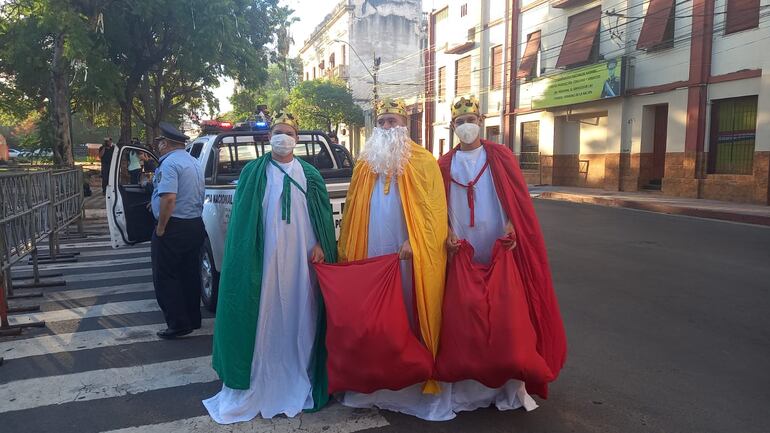 Policías vestidos de reyes magos repartieron regalos en Asunción.