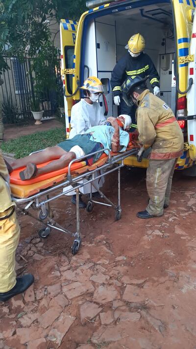 Bomberos Voluntarios de Luque ayudaron a las víctimas a descender del balcón desde donde pidieron ayuda al 911.