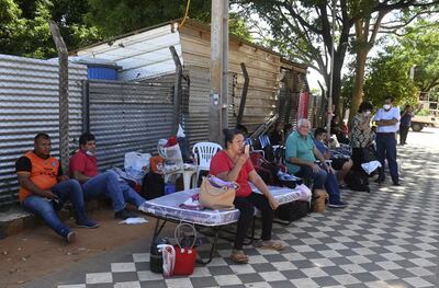 A diario, cientos de familiares hacen guardia frente a las salas de internacional del IPS.