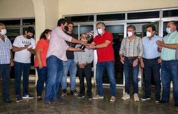 El nieto de Ángel Martínez entrega el premio a Gerardo García.