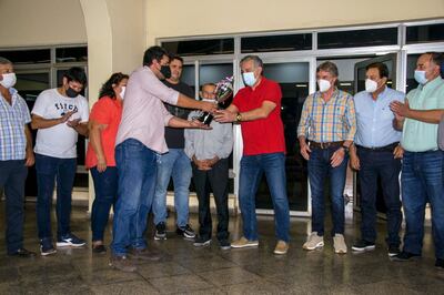 El nieto de Ángel Martínez entrega el premio a Gerardo García.