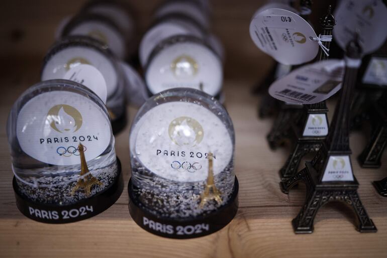 Recuerdos oficiales en exhibición dentro de la tienda oficial de merchandising de los Juegos Olímpicos.