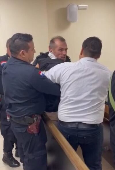 Momento en que Plácido Caetano Magrin fue reducido por guardias.