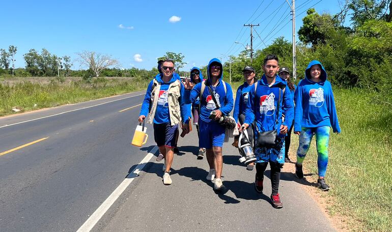 Estos peregrinos a Caacupé salieron de Luque para realizar 54 kilómetros hasta la Villa Serrana.