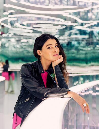 La artista y diseñadora británica Es Devlin quien realizará "Cinco ecos" (Five Echos), un encargo de Chanel para celebrar su centenario, que será instalado en la Jungle Plaza del Design District de Miami, Florida.