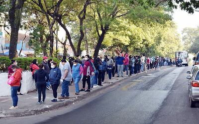 Fila de gente en los supermercados durante la acreditación de la primera edición del Pytyvõ.