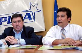 Blas Lanzoni (derecha) en una foto de archivo con el senador Blas Llano (izquierda). Lanzoni busca llegar a la presidencia del Senado de la mano del cartismo y de sus aliados liberales.