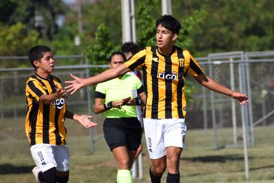 El aurinegro César Miño (c) marcó cuatro goles para la victoria de Guaraní ante River Plate.