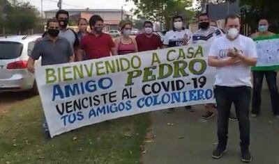 El paciente recuperado posa frente a un pasacalles. Fue hoy en Concepción.