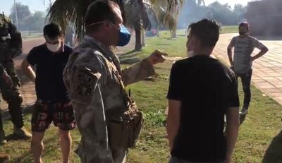 Un efectivo policial increpa a un confinado durante los graves incidentes acontecidos ayer en el refugio instalado en la ciudad de Hernandarias.