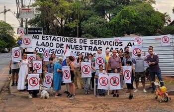 Vecinos del barrio Las Lomas se manifiestan todos los lunes frente a la futura estación de servicios que ya se está construyendo.