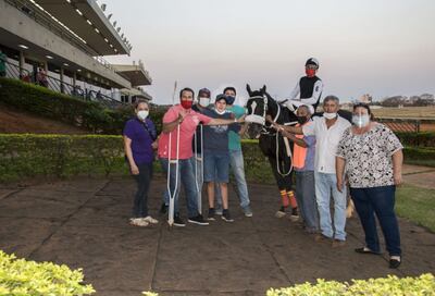 La muchachada del stud Don Rubi recibe en la herradura a Eagle Beautiful en jornada fructífera para el stud con tres inquilinos triunfales. El jockey Figueredo también saboreó tres victorias.