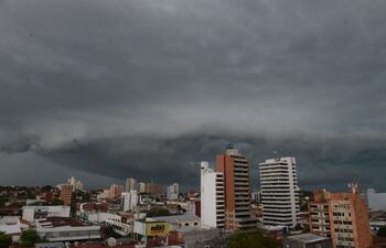 Cae una copiosa lluvia en Asunción y desde la Municipalidad piden evitar puntos críticos.