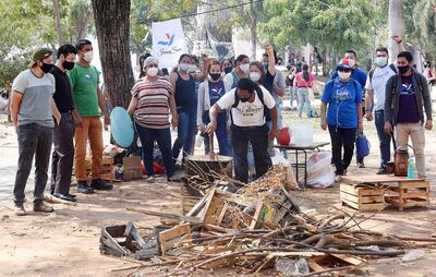 En la imagen están los chicos de JuvenSur, Abriguemos, la Coordinadora por la Lucha de la Tierra y estudiantes.