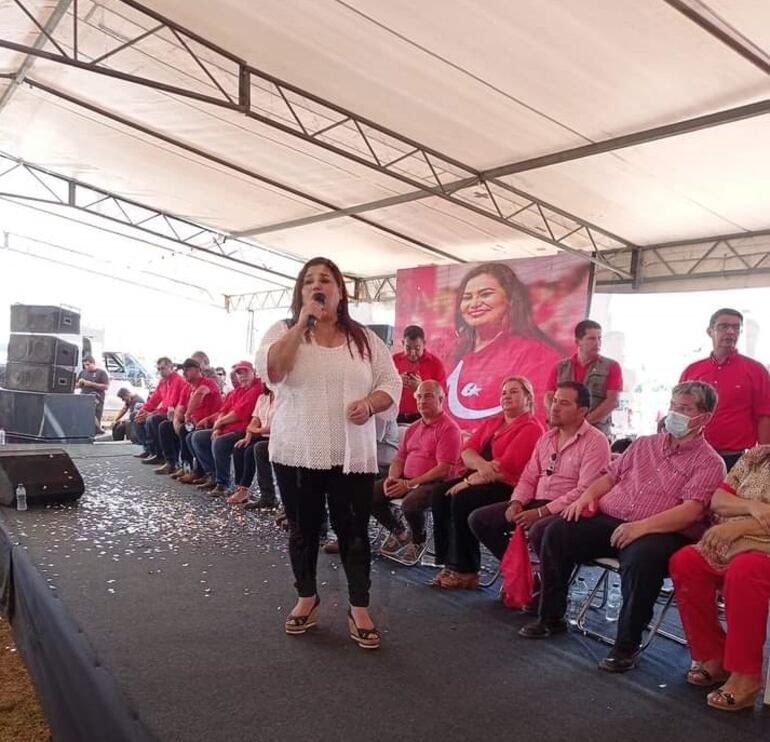 La actual intendenta de Ybycuí, fue presentada hoy como candidata a gobernadora por el equipo de Añeteté.
