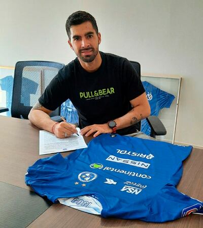 Juan Ignacio González, durante la firma de su contrato en Sol de América.