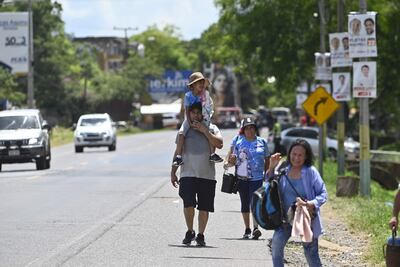 Familia Jara, con su hijo al hombro viene llegando a Caacupé desde la ciudad de San Antonio.