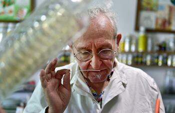 En su laboratorio abarrotado de frascos, el “escultor de aromas” Michaël Moisseeff ha reconstituido el olor... de la Luna. En la foto, en su casa de de Montegut-Lauragais cerca de Toulouse, al sur de Francia.