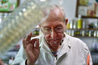 En su laboratorio abarrotado de frascos, el “escultor de aromas” Michaël Moisseeff ha reconstituido el olor... de la Luna. En la foto, en su casa de de Montegut-Lauragais cerca de Toulouse, al sur de Francia.