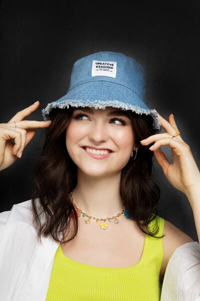 Gorros de pescador se consiguen actualmente en toda la gama de precios y variaciones, como por ejemplo en tela denim, como este modelo de Bijou Brigitte.