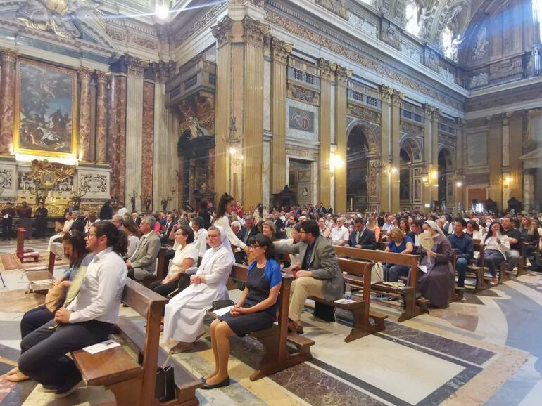 Paraguayos residentes en Italia y otros países llegaron a la Chiesa Del Gesú para participar de la celebración religiosa.