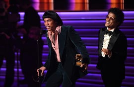 Con "Leave the door open", el dúo Silk Sonic conformado por Anderson Paak y Bruno Mars se alzó con los premios de Canción del Año y Grabación del Año.