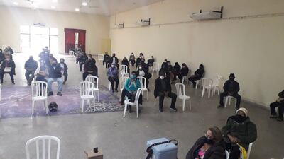 En el salón municipal de Carapeguá, varias personas también llegaron para recibir la vacuna contra el Covid-19